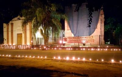 Luminarias al estilo jesuítico frente al histórico torreón.