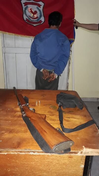 El sindicado fue aprehendido por agentes policiales y el arma incautada.