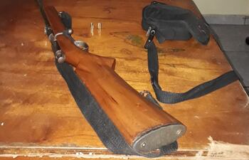 El sindicado fue aprehendido por agentes policiales y el arma incautada.