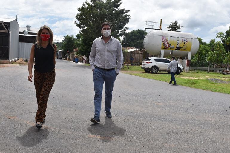 La vicepresidenta de Maahsa, Franca Morábito Lautorrette, y el viceministro de Industria y Comercio (MIC), Luis Ramiro Samaniego.