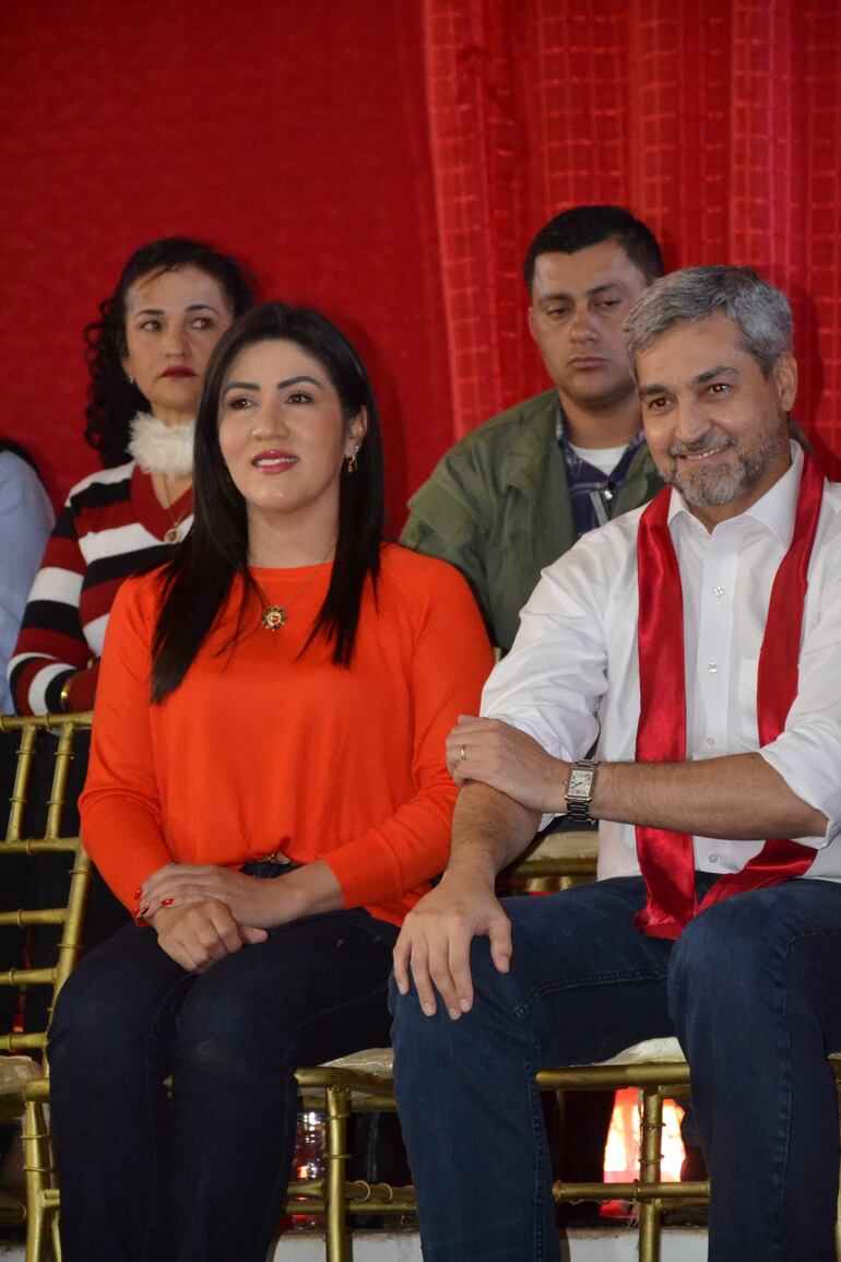 Fatima Morel aparece a lado de Mario Abdo Benítez, quien lanzó la precandidatura de la presentadora de festivales.