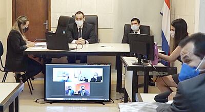 El Tribunal de Sentencia que juzgará el presunto caso de desvío de dinero de la Universidad Nacional de Asunción está integrado por Javier Sapena (presidente), Leticia Fracchi y Liz Ramírez.