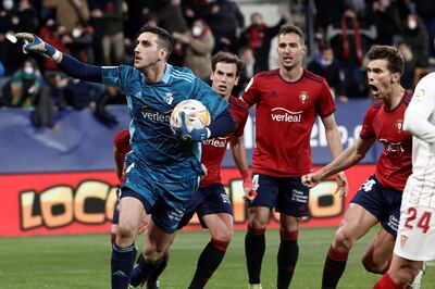 El portero de Osasuna Sergio Herrera (i) celebra tras parar el penal a Iván Rakitic, del Sevilla.
