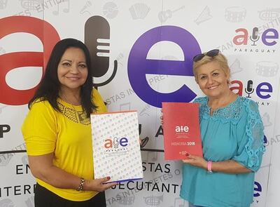 Stella Pedrozo (derecha), junto a su hermana Perla en una foto publicada en Facebook por la Entidad Paraguaya de Artistas Intérpretes (AIE).