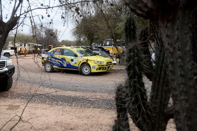 El Mitsubishi Lancer EVO X de César Pedotti y Martín Rodríguez a punto de recibir el GPS para arrancar hoy la carrera, en medio de la naturaleza chaqueña.