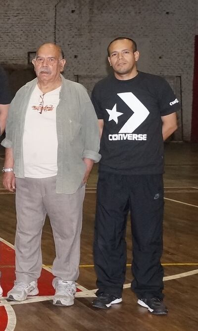 Los entrenadores Miguel Ángel "Ñori" Arca y su hijo Miguel Ángelo, al frente de la tradicional escuelita de baloncesto.