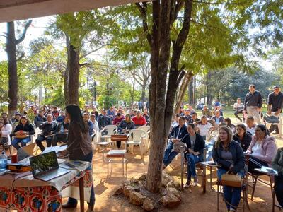 Docentes de 3 de Mayo se reunieron para reclamar baja cobertura de internet para la utilización para la enseñanza.