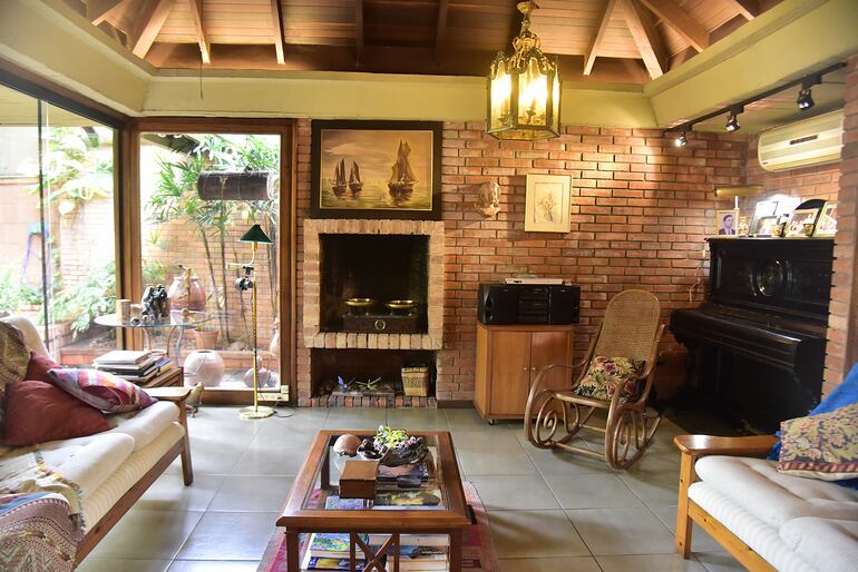 Madera, ladrillo y grandes superficies acristaladas se protegen con aleros.