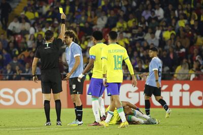 Juan Boselli, jugador de Uruguay, recibe tarjeta amarilla por parte del árbitro chileno Cristian Garay en el partido por el título de campeón del Campeonato Sudamericano Sub 20 en el Campín en Bogotá, Colombia.
