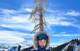 La hermosa Nadia Ferreira con un increíble paisaje de fondo.