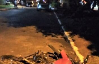 La motocicleta en que viajaba la víctima Silvio Rodrigo Quiñónez Escobar.