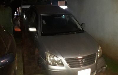 El automóvil que fue abandonado por los delincuentes quedó finalmente en sede de la comisaría local.