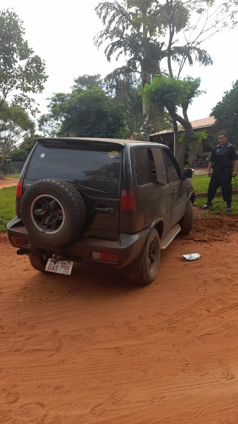Camioneta Nissan Mistral, denunciada como robada. (gentileza).