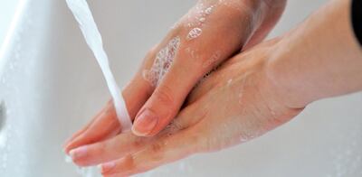 El correcto aseo de manos y cuidados posteriores que debemos tener en cuenta ante la aparición del covid-19 afecta la humedad y tersura de la piel. Profesionales brindan algunos tips para mantenerlas saludables.