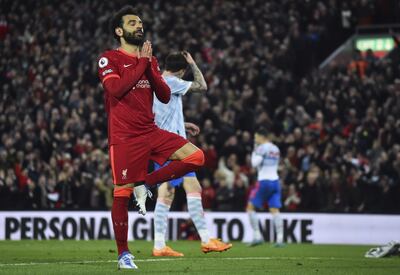 Mohamed Salah en un acto de plegaria a Dios tras anotar su segundo gol, el cuarto para Liverpool en la goleada 4-0 sobre Manchester United.