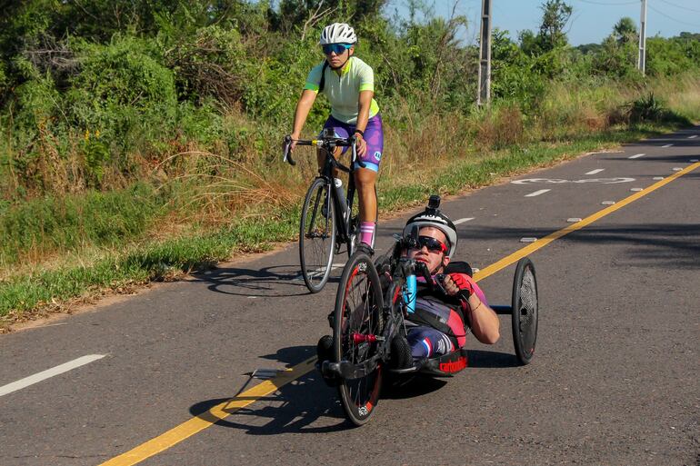 Iván entrena junto a la ciclista Angela Bogado quien acompaña sus recorridos en ruta.