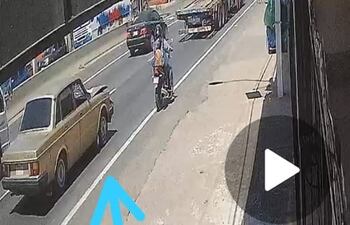 Aparentemente, la niña se adelantó a su mamá y fue atropellada por el automóvil, cuyo conductor al percatarse de lo ocurrido aceleró la marcha y escapó raudamente hacia la ciudad de Itauguá.