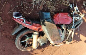 La motocicleta en que viajaba el joven quedó con la parte delantera destrozada.