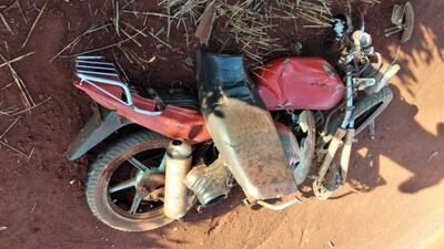 La motocicleta en que viajaba el joven quedó con la parte delantera destrozada.