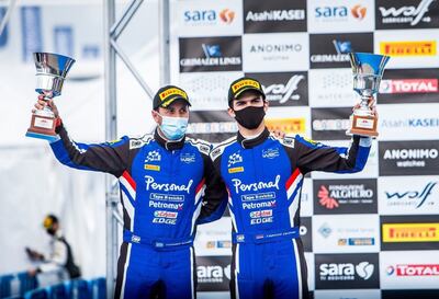 El paraguayo Fabrizio Zaldívar (derecha) junto a su navegante argentino Fernando Mussano, en el segundo escalón del podio en Cerdeña, Italia, su mejor resultado.