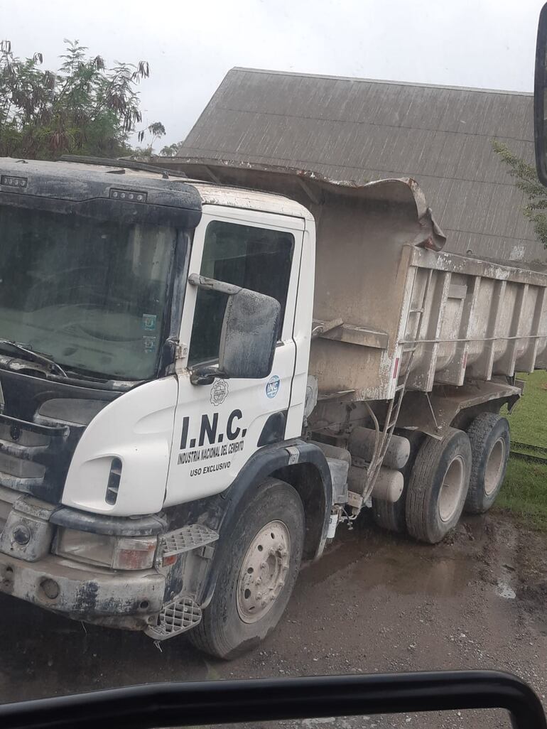 Camión que también requiere de una reparación para volver a funcionar.