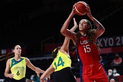 La estadounidense Brittney Griner (d), en acción durante el partido contra Australia.