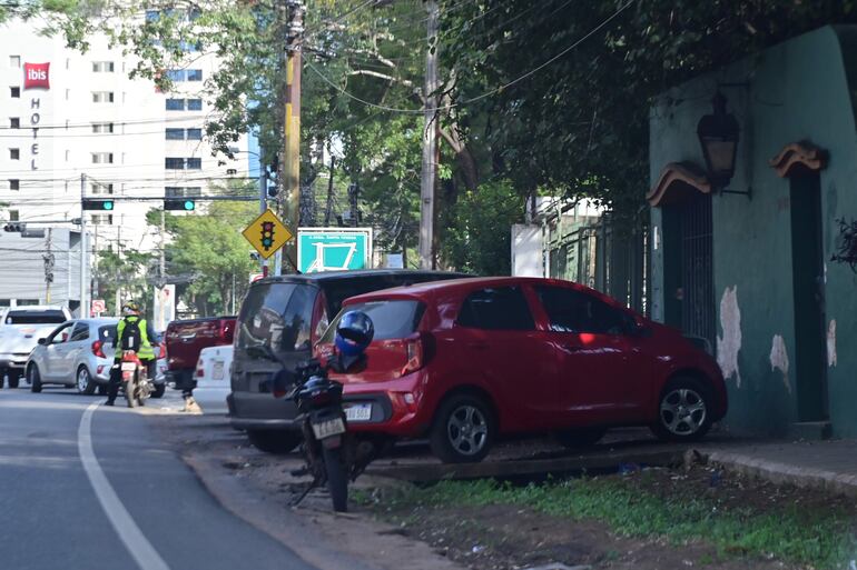 "Vamos a estar mejor", prometen. Esto aparentemente no aplica para el peatón, que debe arriesgar su vida y caminar por la calzada. Para personas con dificultades para transitar, movilizarse en la zona es misión imposible. 