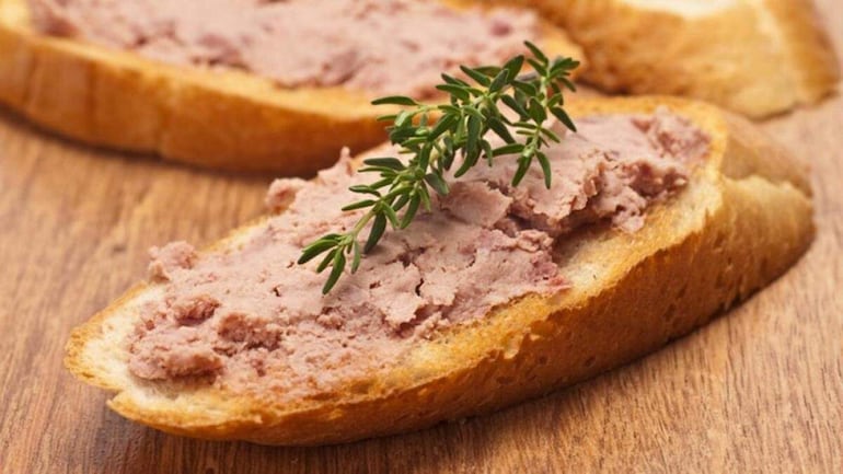 Es importante disminuir el consumo de grasas saturadas, embutidos y pastelillos navideños.