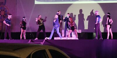 Cantantes, bailarines y humoristas reunió el espectáculo “Auto Risas Show”, en Panorama.