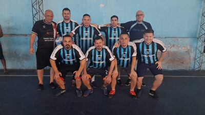 Los integrantes de Admisión posan en la premia a la tercera ronda del certamen de la LPDC.