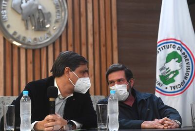 El presidente del IPS, doctor Vicente Bataglia acompañado del director médico, doctor Óscar Franco, durante la rueda de prensa.