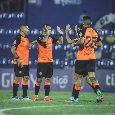 Derlis González, autor de los dos tantos en la clasificación de Olimpia ayer, recibe las felicitaciones de Richard Ortiz, Jorge Recalde y Marcelo Estigarribia. @elClubOlimpia