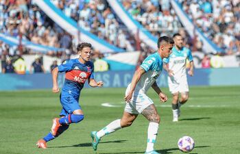 Matías Rojas (d) en acción en el partido de ayer ante Tigre.