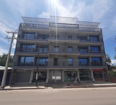 El imponente edificio de cuatro niveles, con salones comerciales y terraza sobre la avenida Mariscal López de Villa Hayes.