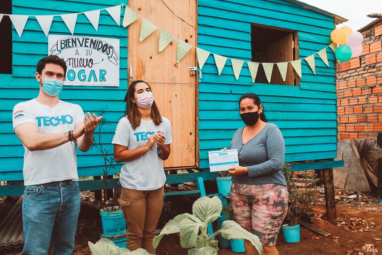 En Paraguay, TECHO está trabajando hace 13 años ejecutando programas de desarrollo comunitario y la construcción de viviendas de emergencia en conjunto con los pobladores de asentamientos de Central, Caaguazú, Itapúa y Alto Paraná.