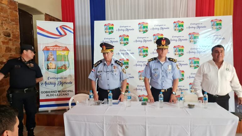 El director de la Policía Departamental, Comisario Domingo Arévalo(centro), se comprometió a realizar el cambio luego de las elecciones del domingo.