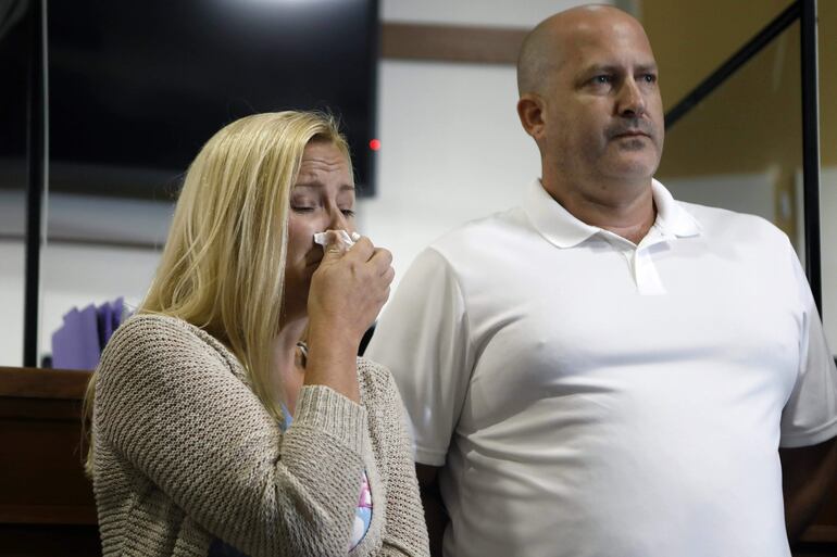 Tara Petito y Joe Petito durante una conferencia, cuando Gabby aún estaba perdida. 