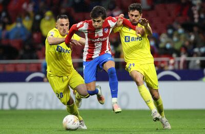 El portugués Joao Félix, del Atlético Madrid, se abre paso entre Rubén Sobrino (d) y Fede San Emeterio, del Cádiz.