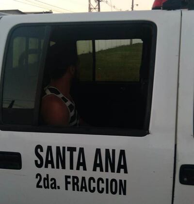 Aldo Ramón Alarcón, en la patrullera tras ser reducido y entregado a la Policía Nacional.