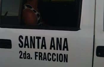 Aldo Ramón Alarcón, en la patrullera tras ser reducido y entregado a la Policía Nacional.