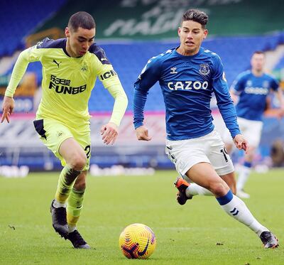 Maniobra de Miguel Almirón ante el colombiano James Rodríguez.