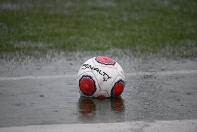 La pelota con la que jugaban Paraguay-Colombia hasta que la lluvia y el campo cubierto de agua suspendió el partido en el Complejo de Fútbol de Comité Olímpico Paraguayo.