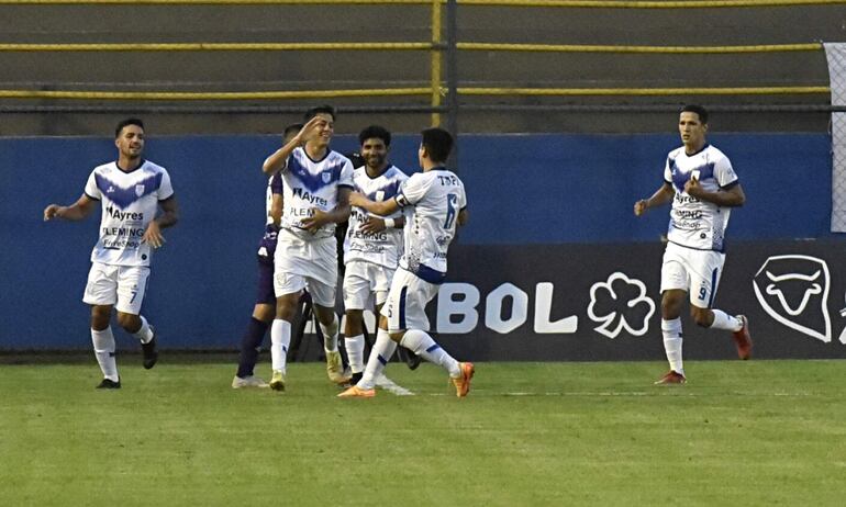 Diego Barreto es congratulado por sus compañeros tras anotar el primer gol de la victoria de Ameliano sobre Tacuary.