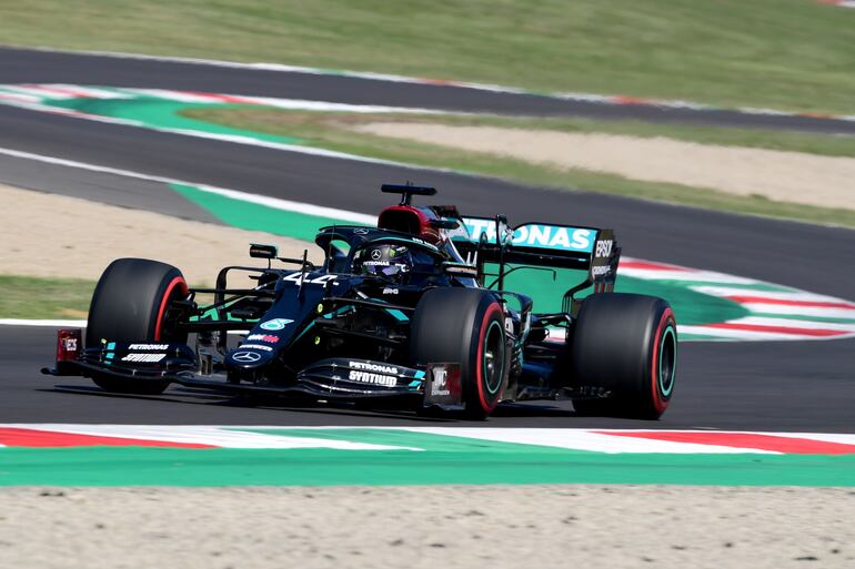 Lewis Hamilton ganó la pole en el Gran Premio de Toscana.