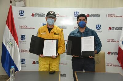 Rafael Valdez, presidente nacional del CBVP, y el intendente asunceno  Óscar Rodríguez (ANR) en la firma de convenios.