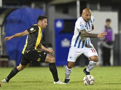Dionicio Pérez genera una carga para el 12 de Octubre, dejando atrás a Julio González