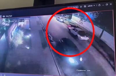 Cámara de circuito cerrado logra captar el momento en el que una camioneta choca contra otras dos en el barrio Trinidad de Asunción