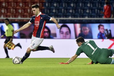 Duelo de rioplatenses. Mauro Boselli deja atrás a Martín Silva para anotar el primer gol del partido. A La Nueva Olla ingresaron 680 espectadores.