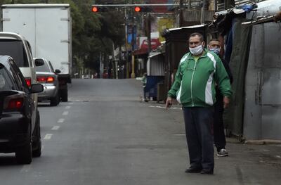 En las calles se ve a personas abrigadas. Ayer encontramos a personas sin tapabocas o utilizándolos de manera incorrecta en las calles, exponiéndose así al contagio del covid-19.