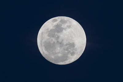 Científicos chinos han identificado restos de agua en la Luna, algunos de los cuales tienen un origen autóctono lunar, recoge hoy el medio estatal CGTN.